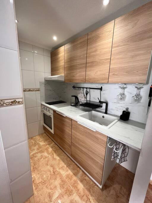 Cozy Apartment 5 Mins To Beach Торевьиа Экстерьер фото